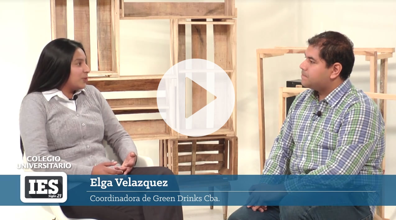 Elga Velásquez, directora de Green Drinks, nos visitó en el Colegio Universitario IES