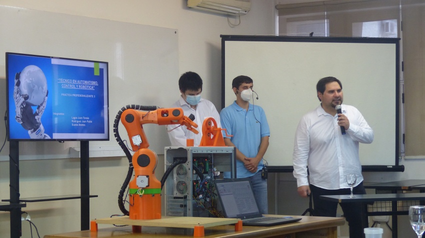 Primeros egresados de la carrera de robótica en IES