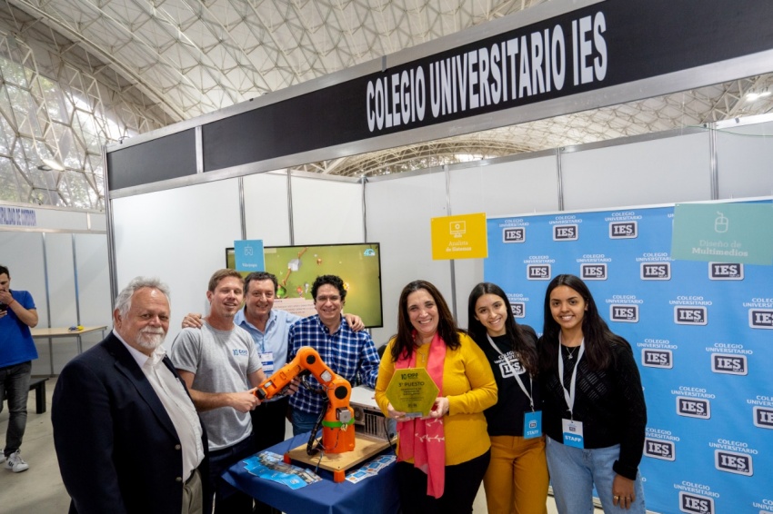 Egresados de Robótica fueron premiados en Expotrónica